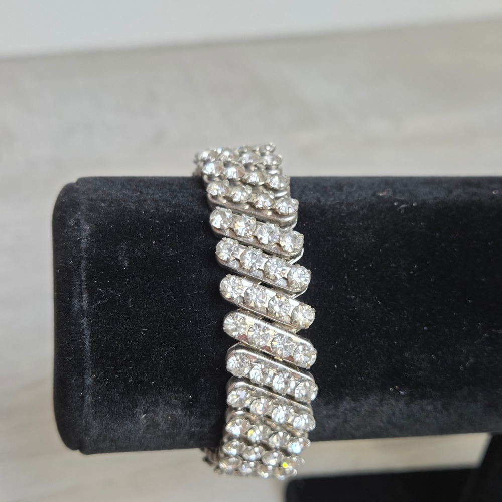 Unsigned Vintage Rhinestone Bracelet Silver Tone Articulated Links Stretch 7 in.